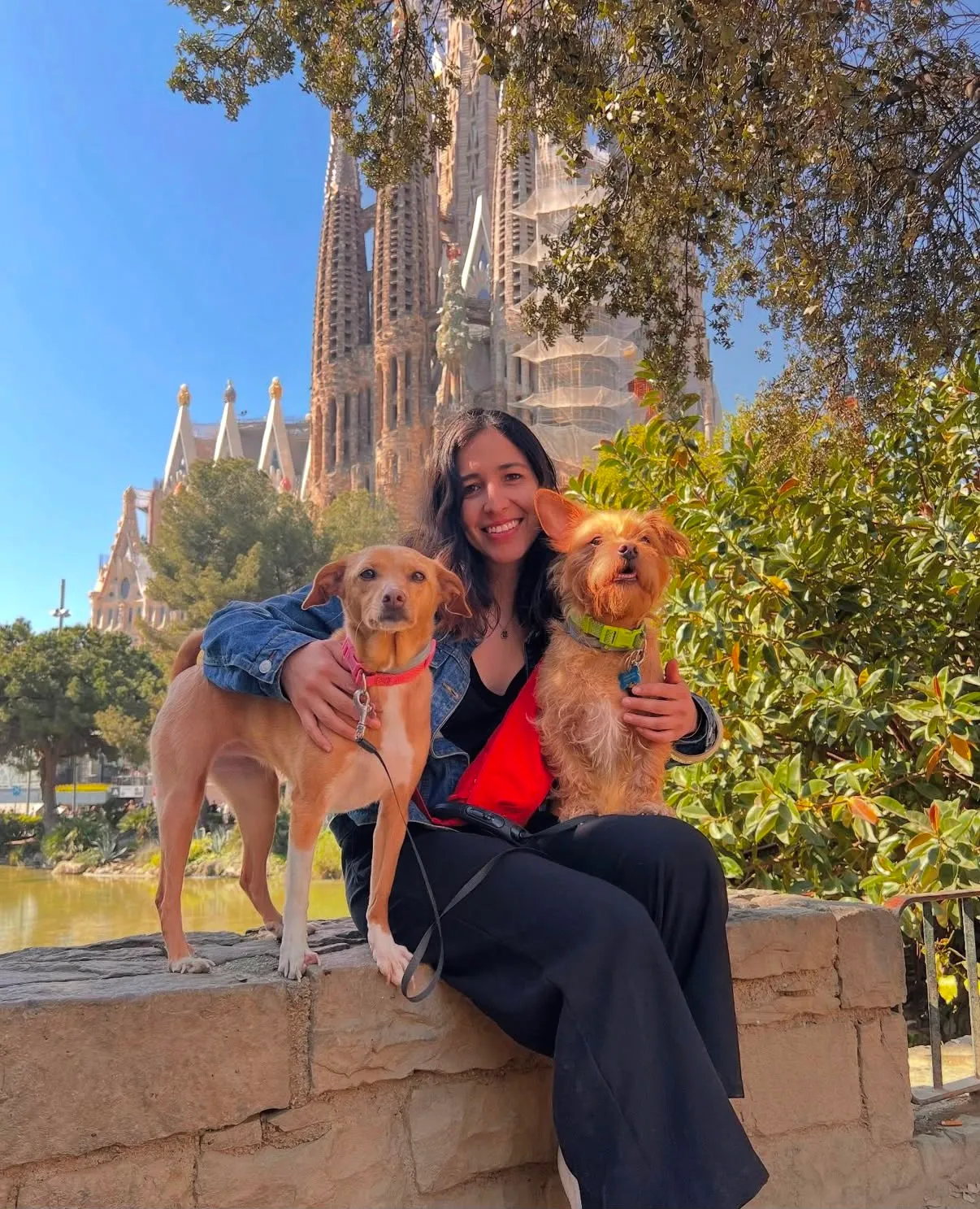 Mariana con dos perros pequeños frente a la Sagrada Familia durante un paseo por Barcelona